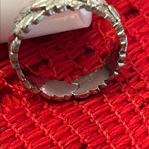 Vintage Silver Leaf Design Ring - Picture 6 of 6
